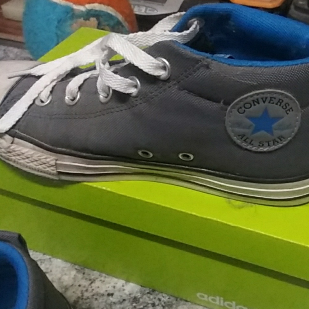 Converse women's size 4 chuck taylors